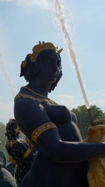 Concorde Meydanı, Paris 'teki Fontaine des Mers' da Afrika 'yı temsil eden bir heykeli kapatıyoruz.