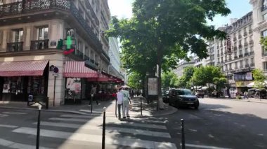 Paris, Fransa. 14 Mayıs 2025, İtalyanlar Bulvarı 'nda yürüyen ve eğlenen insanlar