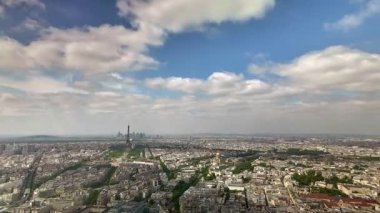 Paris ve Eyfel Kulesi 'nin üzerinde hareket eden bulutların zamanı
