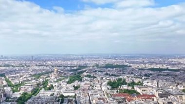 Bulutlar Paris 'in üzerinde hareket ediyor. Bu zaman diliminde.