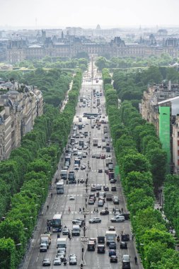 Paris 'teki Champs Elysees Bulvarı' nın havadan görünüşü Concorde Meydanı ve Louvre Müzesi 'ne doğru giden yoğun trafiği gösteriyor.