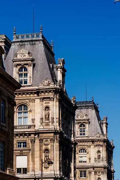 Paris 'teki Hotel de Ville' in zarif cephesi mansard çatısı ve heykelleriyle, Fransız mimarisinin bir başyapıtı.