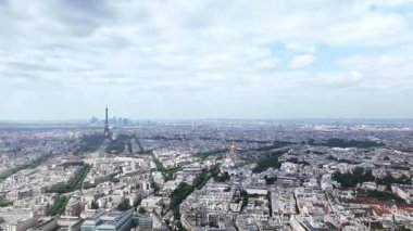 Eyfel Kulesi ile Paris şehir manzarası üzerinde hareket eden bulutların zamanı