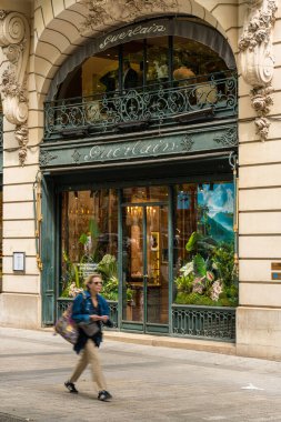 Paris, Fransa. 15 Mayıs 2025, Paris 'teki Champs Elysees' de tropikal süslemeleri olan Guerlain butiği.