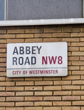 Londra, Westminster 'daki ünlü Abbey Yolu' nun sokak tabelası.