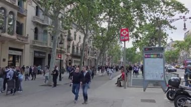 Barselona, İspanya. 9 Mayıs 2025, Barcelona 'da Passeig de Gracia' da gezen turistler, ünlü lüks bir alışveriş caddesi.