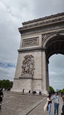 Paris, Fransa. 15 Mayıs 2025, Fransa 'nın başkenti Paris' teki Zafer Takı yakınlarında Charles de Gaulle Meydanı 'nda yürüyen turistler.