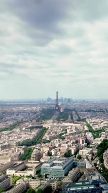 Eyfel Kulesi ile Paris şehir manzarası üzerinde hareket eden bulutların zamanı