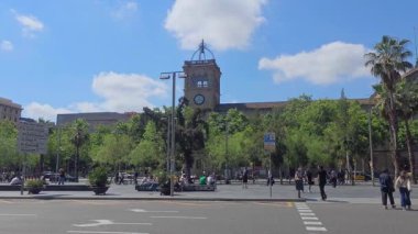 Barselona, İspanya. 24 Mayıs 2025, İspanya Barselona Üniversitesi 'nin önündeki Ronda de Sant Pere caddesinde yürüyen turistler ve vatandaşlar
