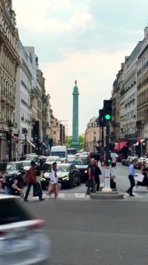Paris, Fransa. 14 Mayıs 2025, Paris 'teki Vendome Sütunu' nun yanındaki trafik ışıklarında karşıdan karşıya geçen turistler ve Parisliler.