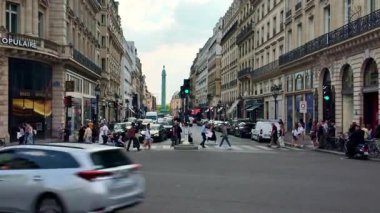 Paris, Fransa. 14 Mayıs 2025, Paris 'teki Vendome Sütunu' nun yanındaki trafik ışıklarında karşıdan karşıya geçen turistler ve Parisliler.