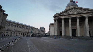 Paris, Fransa. 15 Mayıs 2025, Paris 'teki Pantheon' a hayranlık duyan turistler.