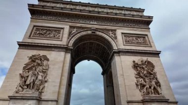 Paris, Fransa 'daki Zafer Takı' nın birden fazla görüntüsü