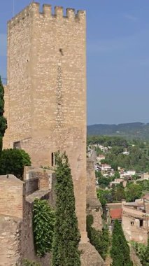 Katalonya 'nın tarihi bir simgesi olan Tortosa' nın siluetine hükmeden ortaçağ şatosu. Halka açık bir sokakta çekilmiş..