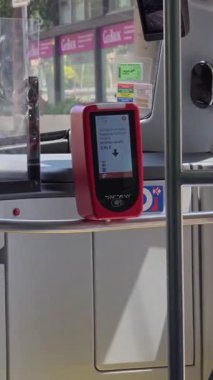 Barselona, İspanya. 21 Haziran 2025, Barselona toplu taşıma otobüsündeki temassız ödeme sistemi makinesi..
