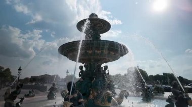 Paris, Fransa. 14 Mayıs 2025, su, Fontaine des Mers, Place de la Concorde, Paris 'teki bir heykelin elinden akıyor.
