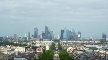 Paris, Fransa. 15 Mayıs 2025: Paris 'in merkez iş bölgesi La Defense' nin hava görüntüsü Büyük Kemer 'i, gökdelenleri ve şehir manzarasında akan trafiği gösteriyor