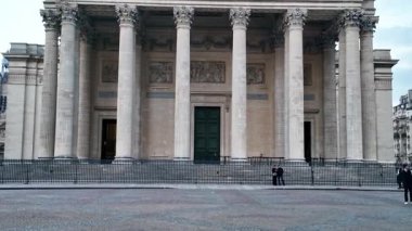 Paris, Fransa. 15 Mayıs 2025, Majestic Pantheon Paris 'te alacakaranlık gökyüzüne karşı dimdik ayakta duruyor.