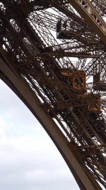 Sarı asansör Eiffel Kulesi 'ne tırmanıyor.