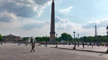 Paris, Fransa. 14 Mayıs 2025, Paris 'teki Place de la Concorde' u ziyaret eden turistler, arka planda fıskiyeler, dikilitaş ve Eyfel Kulesi olan ünlü bir meydan.