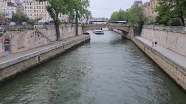 Paris, Fransa. 15 Mayıs 2025, Paris 'te Saint Martin Kanalı boyunca yürüyen insanlar