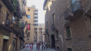 Barselona, İspanya. 24 Mayıs 2025, İspanya 'nın Barcelonas Gotik Mahallesi' nde Carrer del Bisbe 'de yürüyen turistler