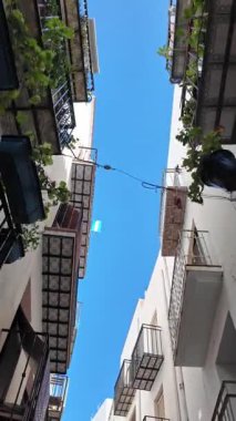 Balkonlu beyaz binalar Peniscola 'da açık mavi gökyüzü, İspanya' da Mediterya köyü