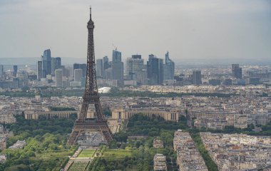 Eyfel Kulesi görkemli bir şekilde Paris 'in manzarasına bakıyor