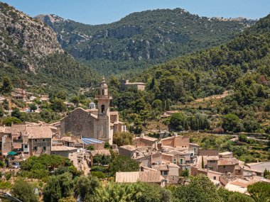 Resimli Valldemossa, büyüleyici mimarisini UNESCO 'nun Dünya Mirası adlı yeşil Serra de Tramuntana dağları arasında sergiliyor.