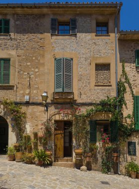 UNESCO 'nun Dünya Mirası sitesi Mallorca' da Valldemossa 'nın büyüleyici mimarisini sergileyen geleneksel taş ev
