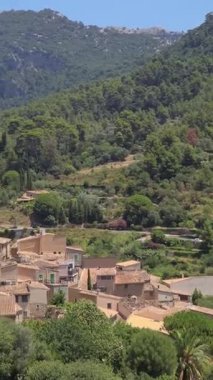 İspanya 'nın Mallorca kentindeki UNESCO Dünya Mirası Bölgesi olan Tramuntana dağlarına yerleşmiş büyüleyici bir köy olan Valldemossa' nın görüntüsü.