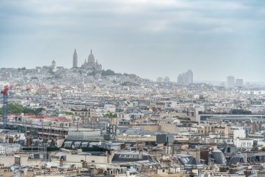 Paris 'in panoramik manzaralı çatılarında Sacre Coeur Bazilikası bulutlu bir günde arka planda