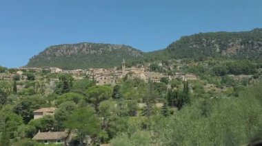 Yeşillik bitki örtüsü ve geleneksel mimari, UNESCO 'nun Dünya Mirası sitesi olan Tramuntana dağlarında yuva yapmış büyüleyici bir köy olan Valldemossa' yı karakterize ediyor.