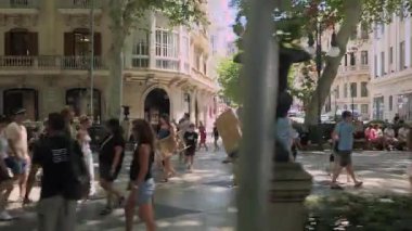 Palma, İspanya. 18 Temmuz 2005, İspanya 'nın Palma de Mallorca kentindeki Plaza del Borne' da insanlar yaz gününün tadını çıkarıyorlar.