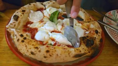 Mozzarella di bufala campana 'lı yuvarlak pizza, domates sosu ve fesleğen dilimlenmiş pizza.