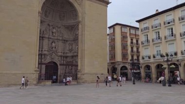 Logrono, İspanya. 12 Ağustos 2025. Turistler tarihi Logrono Katedrali 'ni ve çevresindeki meydanı keşfediyorlar.