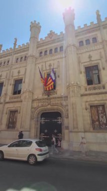 Palma, İspanya. 13 Temmuz 2025, güneşli bir günde Consell Insul de Mallorca binasının önünde yürüyen turistler