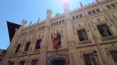 Palma, İspanya. 13 Temmuz 2025, Konsell Insul de Mallorca binasının önünde yürüyen turistler