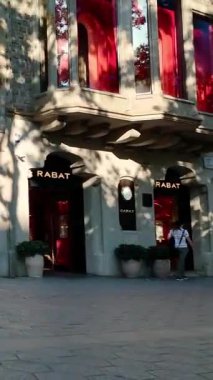 Barselona, İspanya. 23 Ağustos 2025, İspanya 'nın Barselona kentindeki Passeig de Gracia' da yürüyen turist ve yerli halk zamanı.