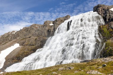 İzlanda 'nın batı fiyortlarındaki Dynjandi Şelalesi' nin mavi gökyüzü manzarası