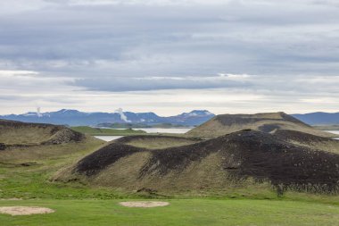 İzlanda 'da Myvatn Gölü ve Skutstadir yakınlarındaki sözde kraterler, volkanlar ve jeotermal alanlar