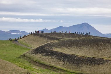Skutstadir yakınlarındaki sözde kraterler ve İzlanda 'daki Myvatn Gölü üzerinde turist yürüyüşü