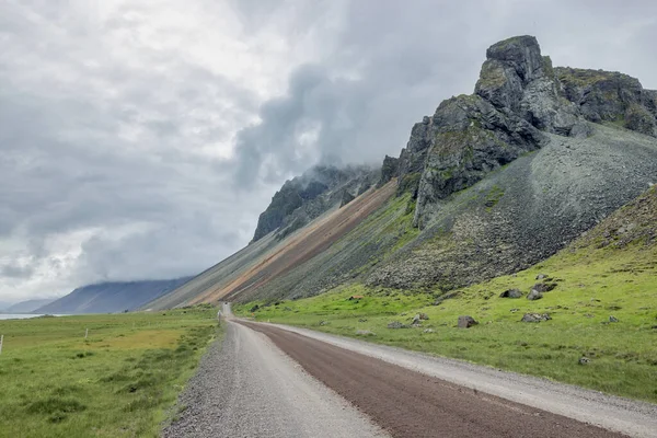Χωματόδρομος Στην Ισλανδία Κοντά Στο Ακρωτήριο Stokksnes Βουνοκορφές Καλυμμένες Από — Φωτογραφία Αρχείου