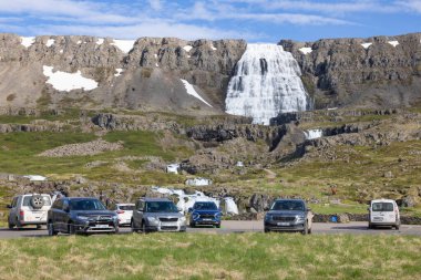 Westfjords, İzlanda - 9 Haziran 2022: ünlü Dynjandi şelalesinin yanındaki otopark