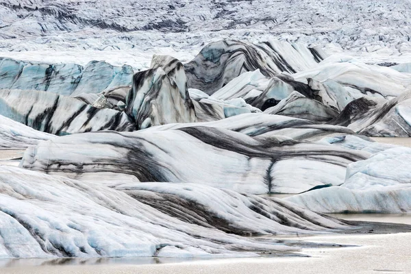 在冰岛有矿物黑线的霍费尔冰川舌 — 图库照片