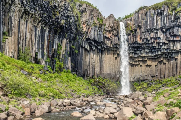 黒玄武岩の柱があるSkaftafellのSvartifossの滝 アイスランド — ストック写真