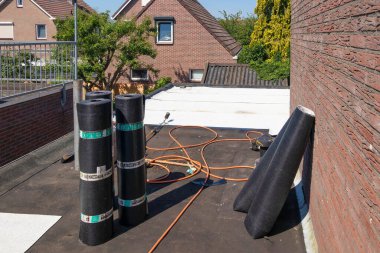 Urk, Hollanda - 23 Haziran 2022: Yeni beyaz çatı döşemeleri ile düz çatı keçesi veya bitumen