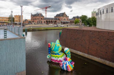 Groningen, Hollanda - 7 Temmuz 2022: Groninger Müzesi yakınlarındaki ve ana istasyonun karşısındaki kanalda yüzen renkli sanat eserleri