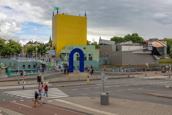 グロニンゲン オランダ 2022年7月7日 中世都市グロニンゲンの交差点に歩行者と現代美術館 — ストック写真