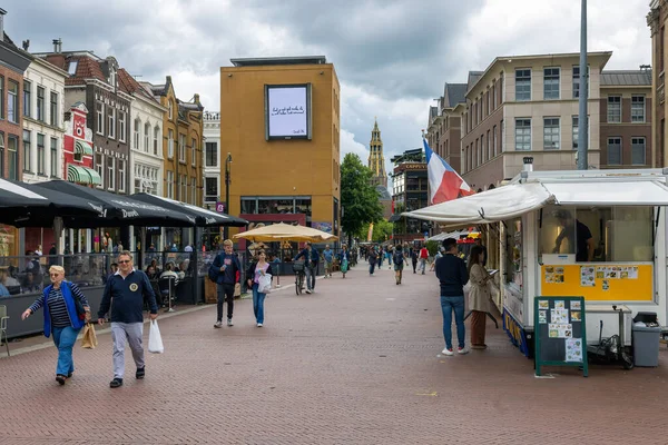 2022年7月7日 オランダ フローニンゲン市 市場近くのショッピングセンターが中世の中心街Aaケルク近くのヴィスマルクト広場に立つ — ストック写真